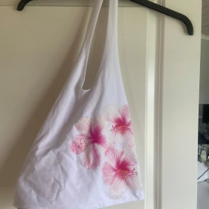 Blommig topp - Aldrig använd, bara att skriva vid andra frågor😇