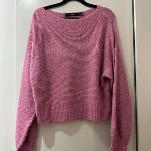 Rosa stickad tröja - Mysig rosa stickad tröja från Vero Moda med rund halsringning och breda ribbade muddar. 