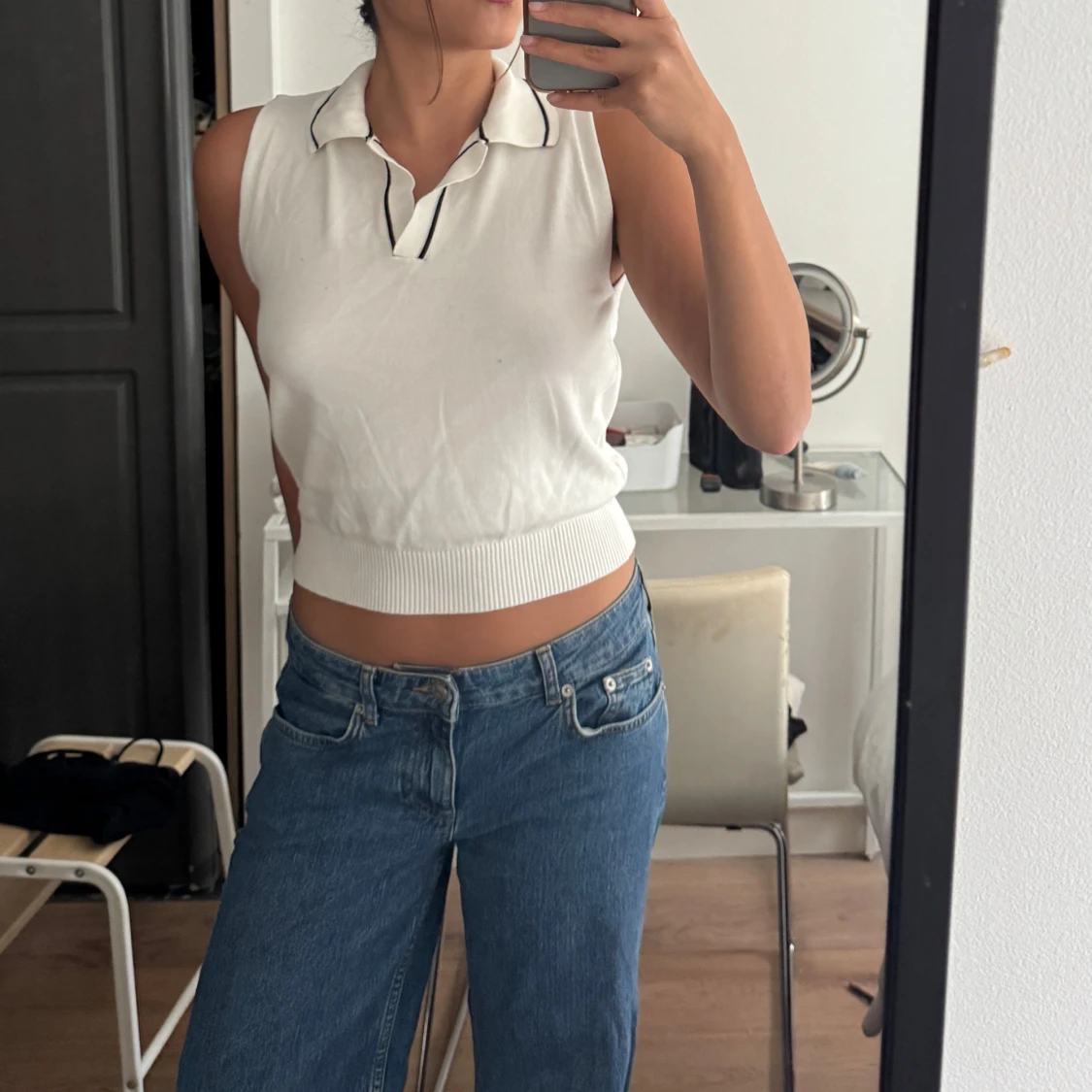 Vit ärmlös pikétröja från Mango