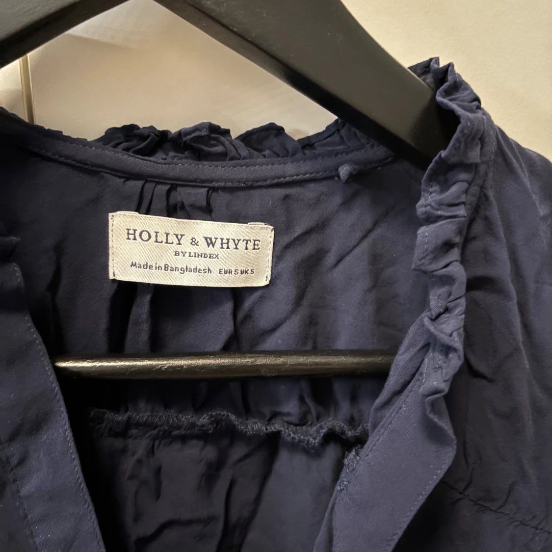 Mörkblå blus från Holly & Whyte - 1