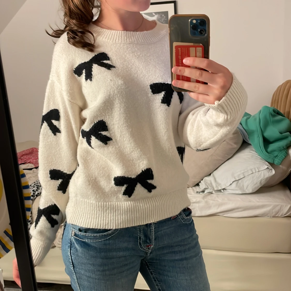 Vit stickad tröja med svarta rosetter - 1