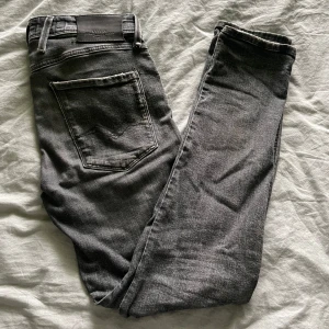 Replay Anbass - Ett par Replay Anbass i en väldigt eftertraktad färg. Jeansen är använda men i ett bra och fint skick. Storlek 31/30, skriv vid funderingar!