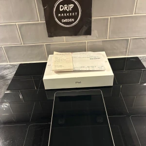 IPAD SILVER 64 GB 10.2 TUM - Ipad silver i 64 gb med 10.2 skärm tillkommer med alla orginal tillbehör och kvitto. köpt för 3995 kr på media markt