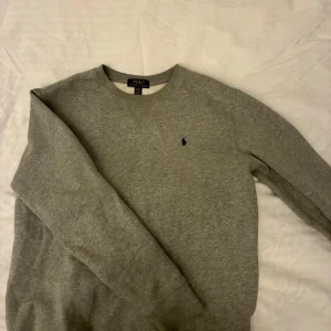 Ralph lauren tröja - Grå Ralph Lauren tröja i storlek XL barn så passar typ som en S. Säljer för den ej använda priset är 200kr.