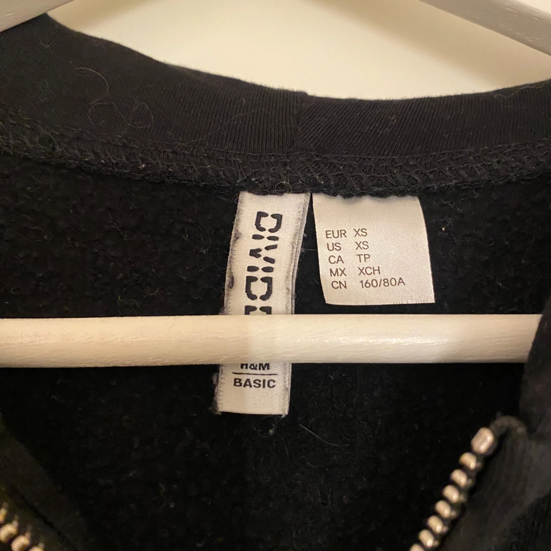 Svart hoodie med dragkedja - 1