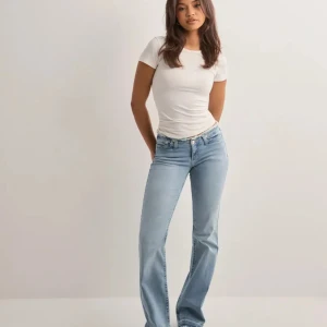 No Waist Bootcut Jeans By Nelly  - Oanvända Snygga ljusblå jeans med bootcut ifrån Nelly som behöver nytt hem i st 36. Ordinarie pris 699kr