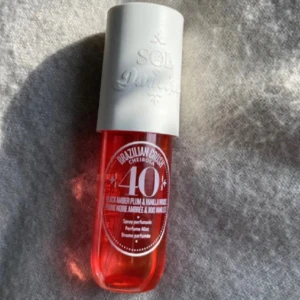 Sol de Janeiro Cheirosa 40 Parfymmist - Sol de Janeiro Cheirosa 40 Parfymmist i en snygg röd plastflaska med vit kork. Doften har noter av black amber plum, crème de cassis, jasmin, brasiliansk orkidé, vaniljträ och varm mysk. Flaskan rymmer 90 ml och har en modern, stilren design. Dem e använd men tycker inte om den längre☺️ diskuterbart pris💗🌸