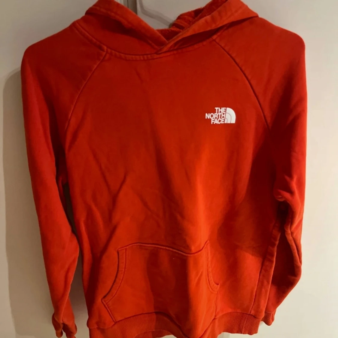 Röd hoodie från The North Face