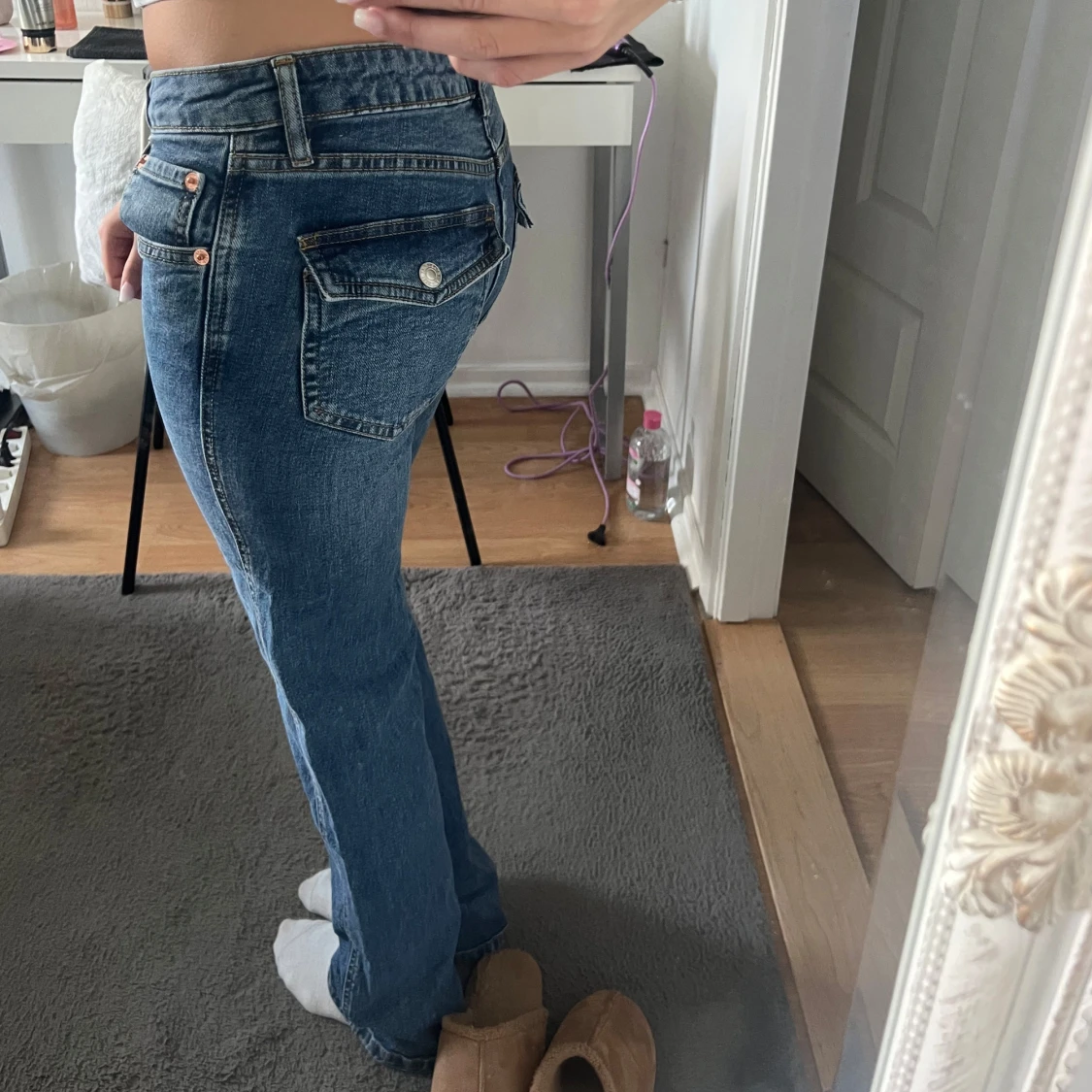 blå raka/bootcut jeans med fickdetaljer - 1