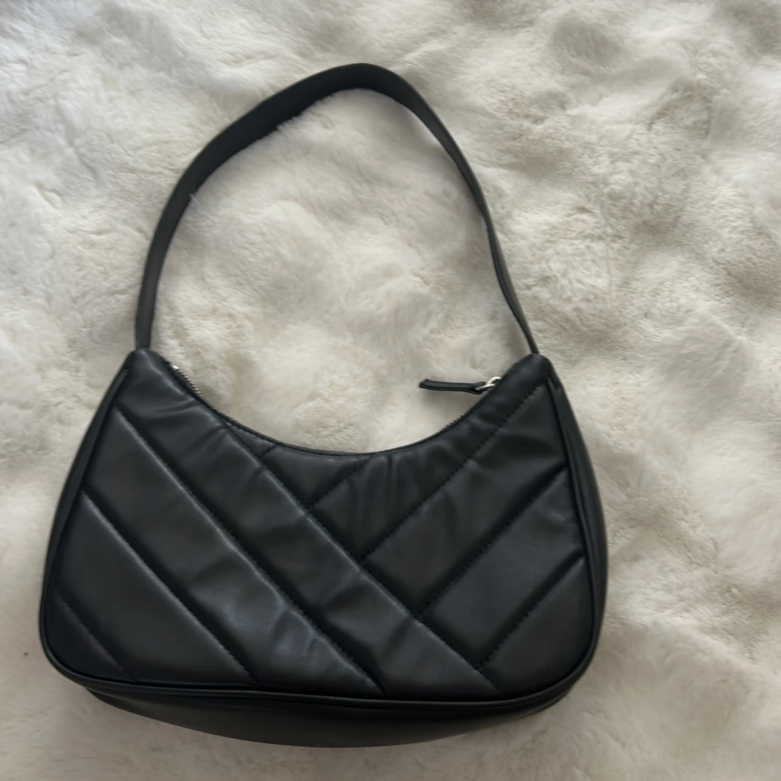 Svart quiltad axelväska från H&M