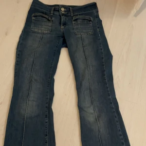 Blå bootcut jeans midwaist EU 34 - Trendiga jeans ifrån Nelly i storlek 34! Knappt använda, endast 2-3 gånger, och i ett väldigt utmärkt skick. Jag vet om att dessa jeans är slutsålda i deras hemsida och jag har köpt de för det ursprungliga priset alltså 699kr.  Kontakta mig gärna innan köp! 💕