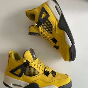  Air Jordan 4 Retro gul/svart - Jordan 4 bra skicka knapp använd där av priser storlek 44 men mindre i storleken skulle säga passar 43 ingen box medföljer 