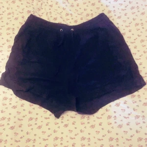 Svarta shorts - Svarta linne shorts med snörning framtill. Perfekta för varma dagar. Fickorna på framsidan är riktiga men inte de på baksidan. 