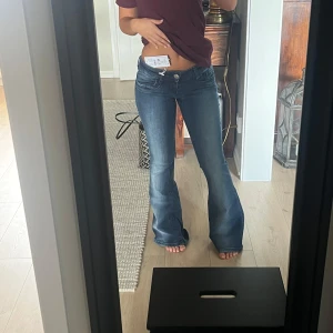 Blå bootcut jeans låg midja - Snygga blå jeans med bootcut och låg midja. Är ifrån ginas 14+ första kollektion. Aldrig använda💕 Är 155 och dom är för långa på mig.