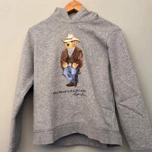 Polo bear hoodie (country bear) - Säljer polo hoodie, varsamt använd i bra skick 7,5/10