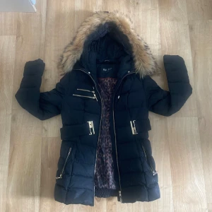 Hollies vinter pufferjacka - Knappast använd, väldig stilig o modern. Perfekt till kvinnor och tonåringar, till de som vill maximera sina outfits!