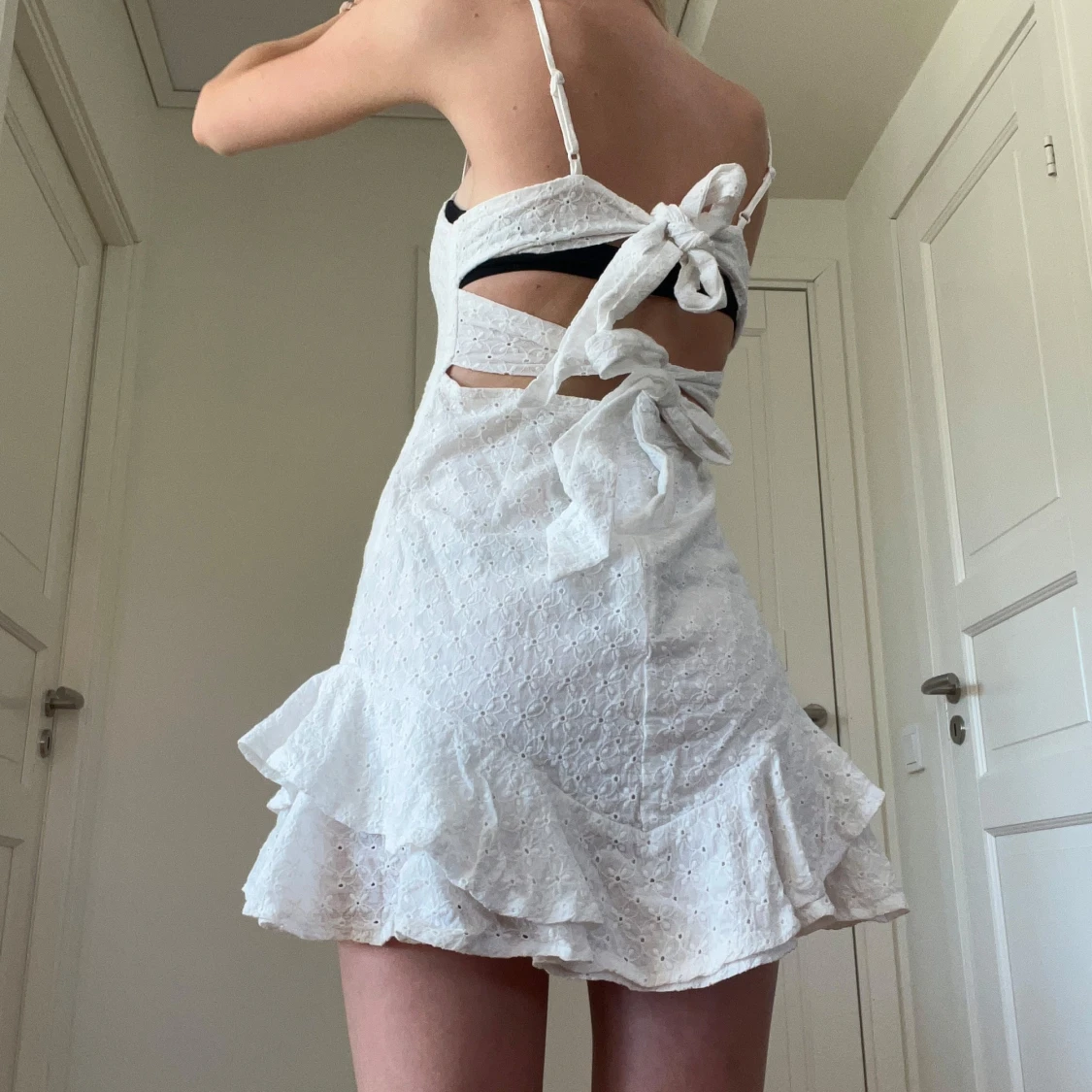 Vit kort klänning med volang och knyt - 2