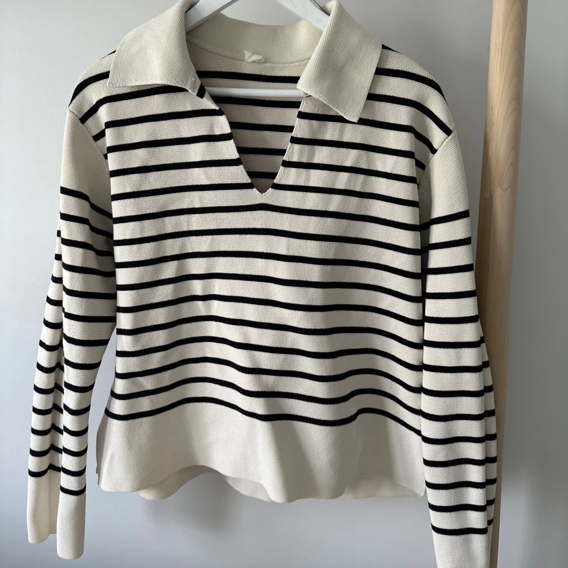 Randig stickad tröja med krage - 1