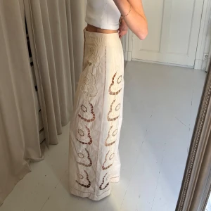 Byxor broderi - Ljusrosa/krämfärgade vida byxor med broderi detaljer!! Sitter perfekt! Köpta från HM Edition, nypris 900. Aldrig använda - lapp finns kvar🥰