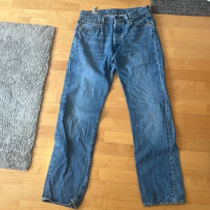 Levis jeans blåa - Snygga Levis jeans, passar folk mellan 175-188 cm. Knappt använda med utmärkt skick.