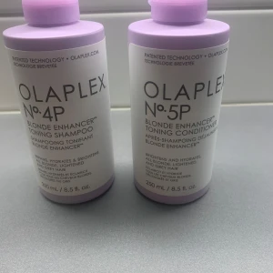 Nya! Olaplex Blonde Enhancer duo 250ml - Givetvis nya och oöppnade 🌸Säljer Olaplex No.4P Blonde Enhancer Toning Shampoo och No.5P Blonde Enhancer Toning Conditioner, båda i 250 ml flaskor. Lila och vit design, perfekt för blont, ljusat eller grått hår. Ger fukt, lyster och neutraliserar gula toner.