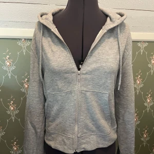 Grå zip-up hoodie - Fin hoodie från h&m. Storlek m men skulle säga att den passar xs-m beroende på hur man vill att den ska sitta. Pris går att diskutera 🫶🏼