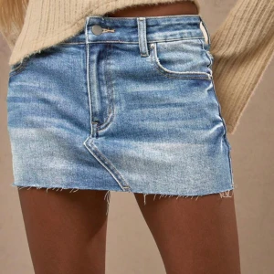 Lågmidjad jeanskjol - Lågmidjad jeanskjol från missguided. Endast använd en gång så i fint skick