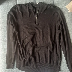 Svart stickad half zip-tröja Pepe Jeans - Svart stickad tröja från Pepe Jeans med halv dragkedja och krage. Tröjan har lång ärm och ribbade muddar vid ärmslut och nederkant. Perfekt för dig som gillar en clean och stilren look med lite edge. Nypris 499 säljer för 100