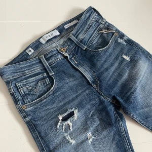 Replay anbass  - Replay anbass aged 05 - skick 9/10, mycket bra skick utan defekter! - stl 28/32, passar helt perfekt på mig som är 177 och väger 60. - otroligt feta jeans med sjukt snygga slitningar, väldigt eftertraktade! - hör av er vid funderingar🙌