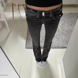 Mörkgråa low waist bootcut jeans  - Snygga mörkgråa jeans från Gina Tricot i bootcut-modell med vita sömmar och dubbla knappar i midjan. Dom är i storlek 152 tall, jag är 163 cm❤️