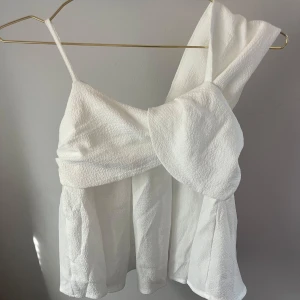 Vit linnetopp - Supersöt vit topp, aldrig använd! Märket är tyvärr bortklippt och minns inte vart den är köpt