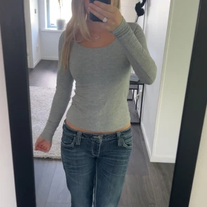 Grå långärmad topp från 157 XS - Säljer en enkel och stilren grå långärmad topp från 157 i storlek XS. Modellen är tight med rund halsringning och tillverkad i mjuk bomullsblandning som sitter skönt mot kroppen. Perfekt att matcha med jeans eller kjol för en clean look.