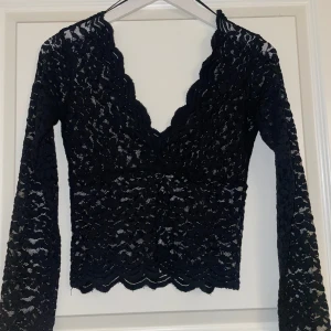 Spetstopp Zara - Supersnygg svart spetsblus från Zara med lång ärm och v-ringning. Säljer då den är för stor för mig. Skriv vid frågor🥰