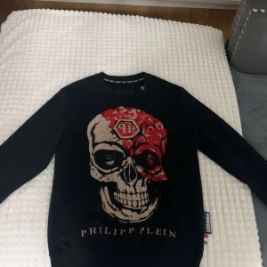  Philipp Plein tröja - En fin phillip plein tröja. Den är äkta. Skriv gärna för mer info 