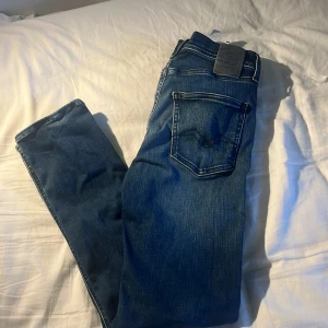Replay Hyperflex blå super slim jeans - Snygga blå jeans från Replay Hyperflex, modell Wallys. Jeansen, är slim fit och är smal passform och stretchigt material som sitter tajt. Perfekta för dig som gillar en modern och stilren look. Jeansen har tecken på användning och har används mycket men är fortfarande i bra skick! Jeansen passar nån från 150-160cm men kan passa längre än så till och med till 165! Jeansen har en liten skada på knät men inget allvarligt. Säljer pga att de inte används skriv om ni har några frågor! MVH ARVID 