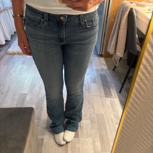 Lee Bootcut jeans blå W28 L33 - Säljer ett par klassiska blå bootcut jeans från Lee, modell Legendary Bootcut. Jeansen är i storlek W28/L33 och är endast använda en gång!💛