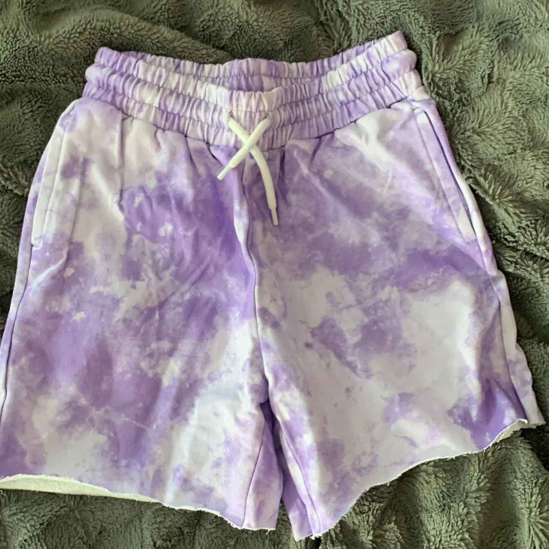 Lila tie-dye shorts från Lindex