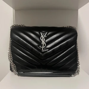 Ysl loulou väska  - Säljer min ysl väska som köptes här på plick för 9000kr. Den är i super bra skick och endast använd 2 gånger. Säljer för 2500 då jag inte har äktehetsbevis. Skriv vid frågor eller funderingar 💞
