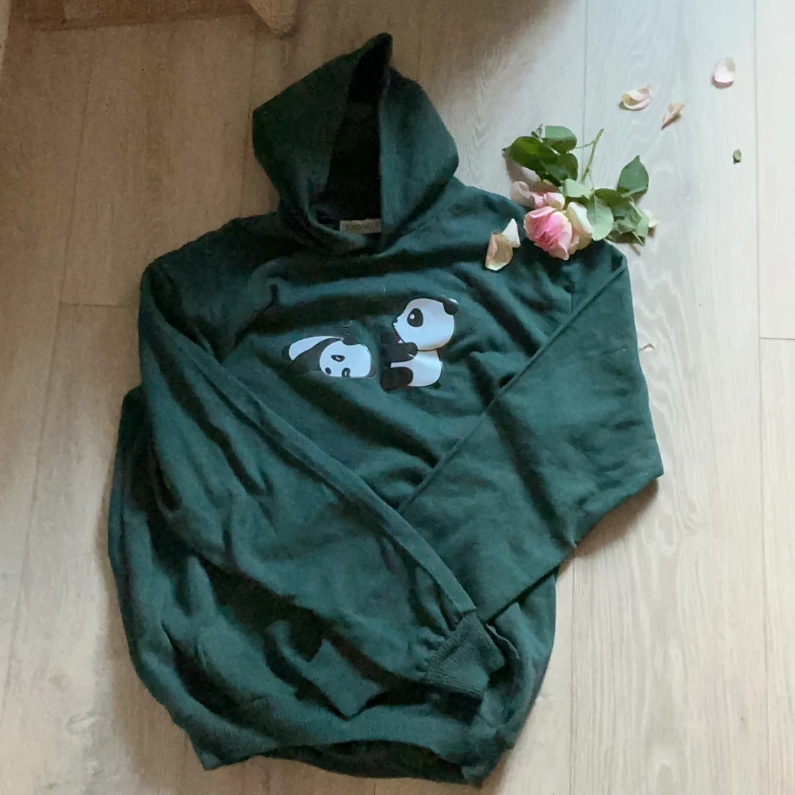 Mörkgrön hoodie med panda-tryck