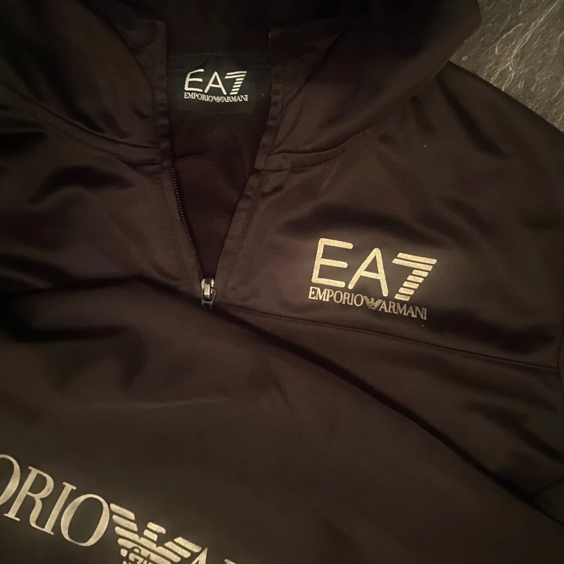 Svart EA7 hoodie med dragkedja - 1