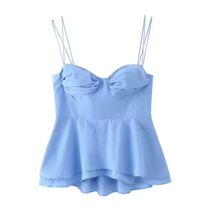 Ljusblå peplum linnetopp - Supersöt ljusblå linnetopp med dubbla tunna axelband och peplumvolang. Toppen har en söt bystdetalj och är perfekt för varma dagar. Ger en feminin och trendig look.