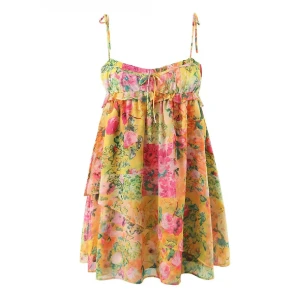 Sommarklänning från Design by Amor - Säljer en superfin blommig klänning från Design by Amor. Klänningen har smala axelband med volangdetaljer. Perfekt för sommaren! 🌸Den är i storlek M men passar för dem som har S också. Jag har vanligtvis 36 i kläder och denna var perfekt☺️Endast använd fåtal gånger. Pris kan diskuteras! Hör av er vid frågor💓