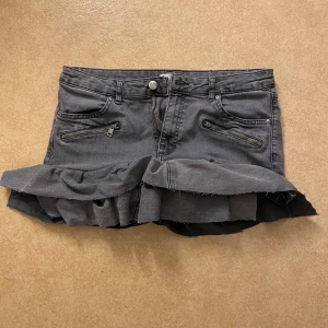 Jeanskjol - Egensydd kjol. Sidorna är inte ihopsydda.