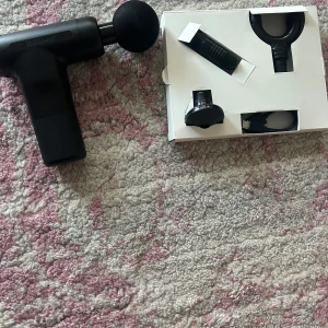 Mini massage pistol Rubicson - Perfekt för återhämtning efter träning eller för att mjuka upp stela muskler. Fungerar utmärkt, inga problem 4 olika massagehuvuden för olika muskelgrupper  Laddare medföljer  Lätt att använda med flera hastighetslägen