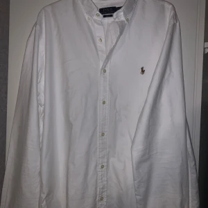 Vit skjorta Polo Ralph Lauren XL - Säljer den hära tröjan på grund av fel storlek. Den är inte använd utan ba testad av mig. Köpt på Hanzens ny pris (1999) hör av er om ni är intresserad eller vill byta ut mot något annat:) 