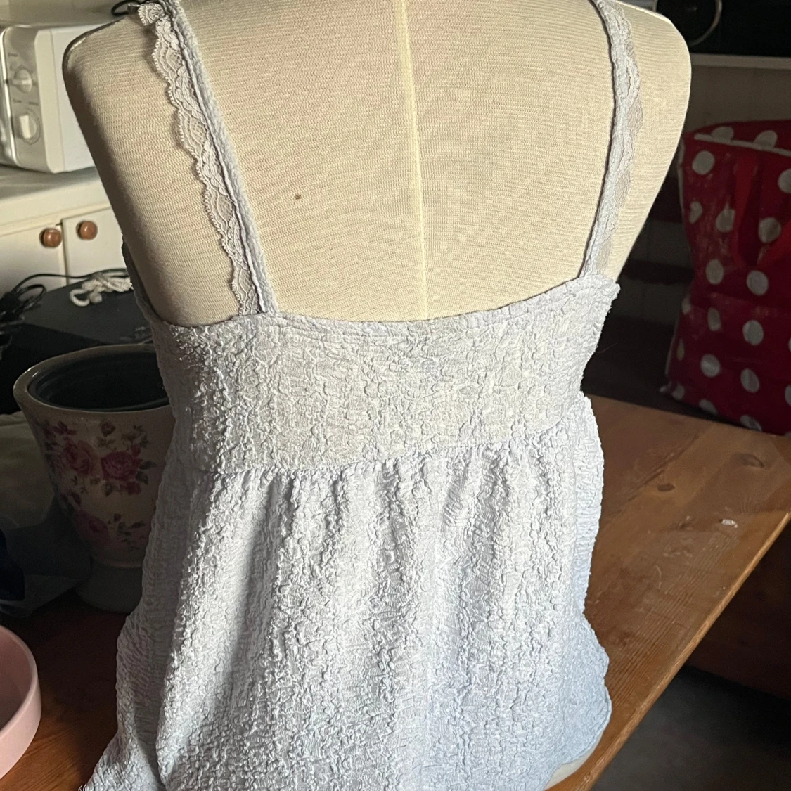 Ljusblå linnetopp med spets och knyt - 2