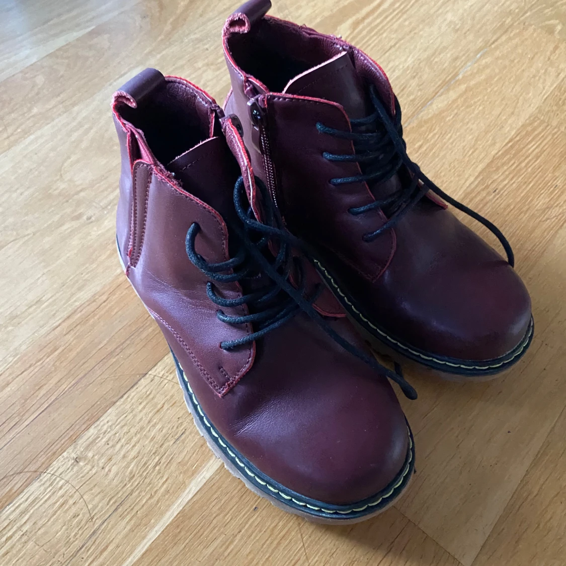 Vinröda boots med snörning - 1