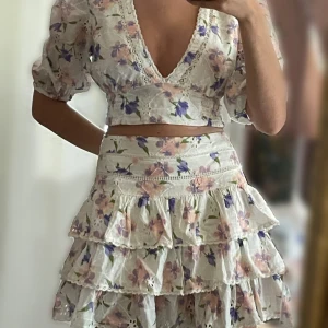 Set Zara topp + kjol - Intressekoll på detta set från Zara. Både topp + kjol i storlek M men passar mig som normalt bär S! 