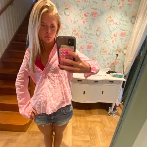 Rosa Blus - Rosa blus som kan andvöndas som cover upp t.ex. eller bara som en vanlig fin tröja, guld knappar 💛