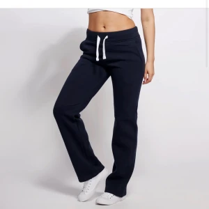 Mörkblå russemerch byxor  - Snygga mörkblå mjukisbyxor med vit snörning i midjan. Byxorna har en rak passform och är tillverkade i mjukt material som känns skönt mot huden. Perfekta för en chill och avslappnad stil. Skriv om ni vill ha bilder på byxorna 